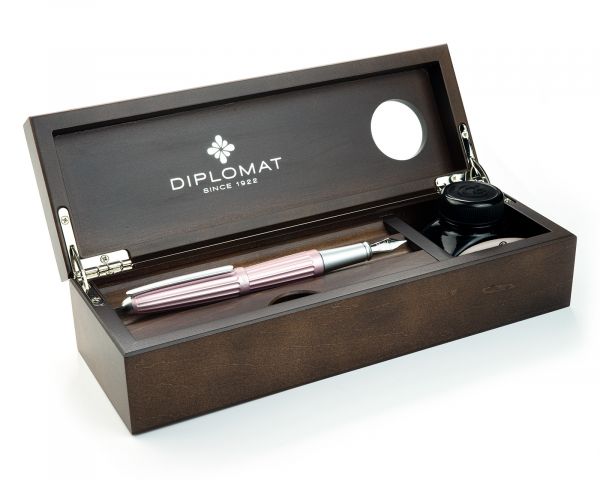 Set stilografica Diplomat Aero rosa antico con inchiostro per stilografica perfettamente abbinato e vassoio della penna in legno pregiato - wenge