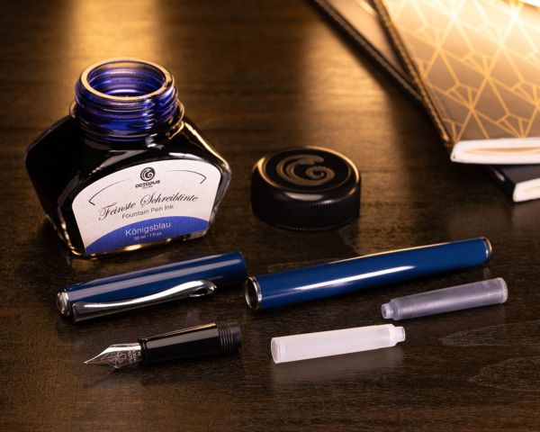 Füllhalterset Diplomat Traveller Navy Blue mit Lederetui, Schreibtinte und Tintenkonverter, Stärke M