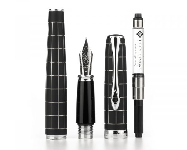 Penna stilografica Diplomat Excellence A plus Rhombus guilloche lapis nero, pennino M