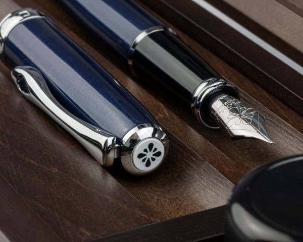 Set stilografica Diplomat Excellence A2 Midnight Blue Chrome con inchiostro per stilografica in blu reale in una scatola di legno pregiato di alta qualità, campi in acciaio inox M