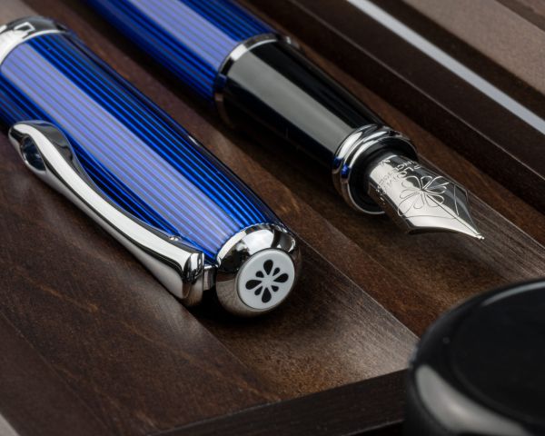 Set stilografica Diplomat Excellence A2 Skyline Blue con inchiostro per stilografica in blu reale in una scatola di legno pregiato di alta qualità, campi in acciaio inox M