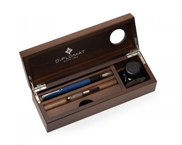 Stilografica Diplomat Esteem blu opaco con inchiostro e cofanetto in legno di wengé, pennino M