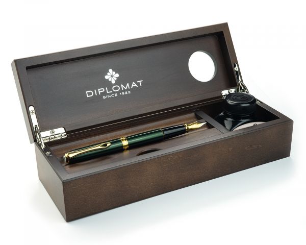 Set stilografica Diplomat Excellence A2 Evergreen Gold con inchiostro per stilografica in blu reale in una scatola di legno pregiato di alta qualità, campi in acciaio inox M