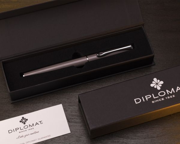 Füllhalter Diplomat Traveller Taupe Grey mit Schreibtinte und Tintenkonverter, Stärke M