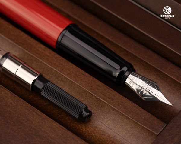 Stilografica Diplomat Esteem laccata rossa con inchiostro e cofanetto in legno di wengé, pennino M