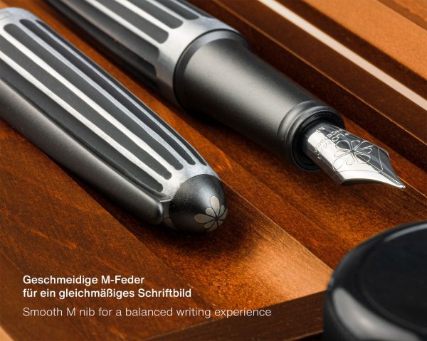 Füllhalter Diplomat Aero Stripes Black mit Schreibtinte, Stärke M