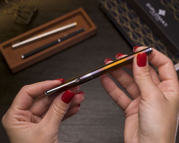Penna stilografica Diplomat Traveller Flame con inchiostro da scrittura e convertitore, M-nib in acciaio inox