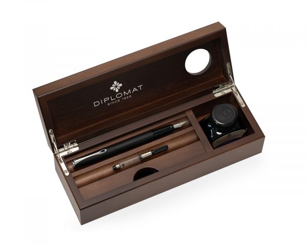 Diplomat Esteem Füllhalter schwarz matt mit Schreibtinte und Wenge-Holzbox, Feder M