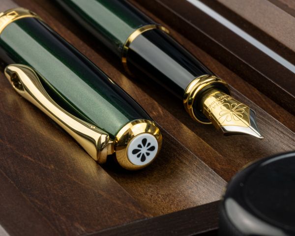 Set stilografica Diplomat Excellence A2 Evergreen Gold con inchiostro per stilografica in blu reale in una scatola di legno pregiato di alta qualità, campi in acciaio inox M