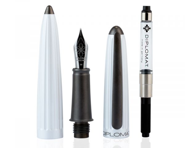 Set stilografica Diplomat Aero bianco, campi in acciaio inox M,con inchiostro per stilografica in blu reale abbinato in una scatola di legno pregiato di alta qualità