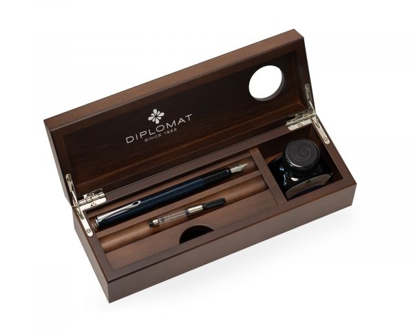 Stilografica Diplomat Esteem blu scuro laccata con inchiostro e cofanetto in legno di wengé, pennino M