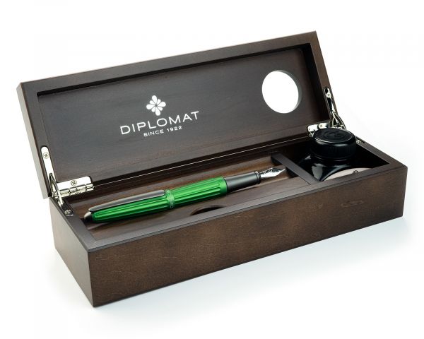 Set stilografica Diplomat Aero verde con inchiostro per stilografica perfettamente abbinato e vassoio della penna in legno pregiato - wenge