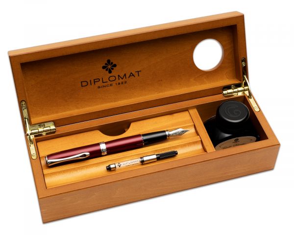 Set stilografica Diplomat Excellence A2 Magma Red con inchiostro per stilografica in blu reale in una scatola di legno pregiato di alta qualità, campi in acciaio inox M