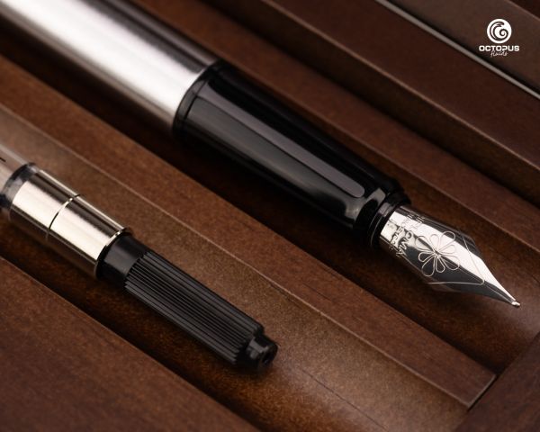 Stilografica Diplomat Esteem cromo opaco con inchiostro e cofanetto in legno di wengé, pennino M