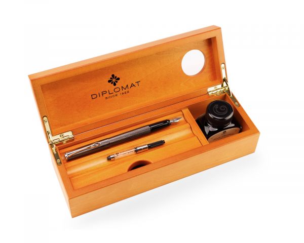 Stilografica Diplomat Esteem Black Barley con inchiostro e cofanetto in legno di ciliegio, pennino M