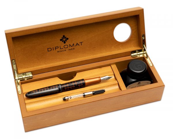 Set di penne stilografiche Diplomat Elox Matrix nero-arancio con inchiostro da scrittura e astuccio in legno di ciliegio