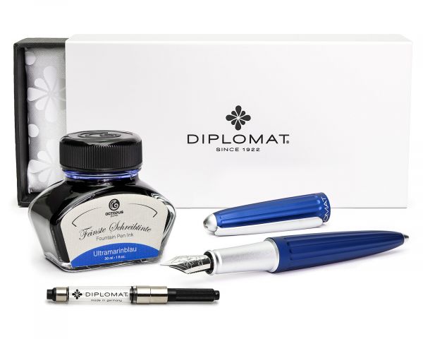 Stilografica Diplomat Aero blu, M-nib in acciaio inox, con inchiostro da scrittura perfettamente abbinato