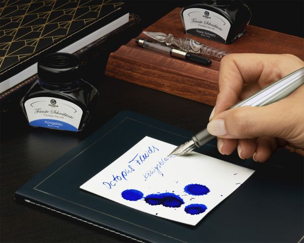 Set stilografica Diplomat Aero bianco, campi in acciaio inox M, con inchiostro per stilografica in blu reale e astuccio in vera pelle