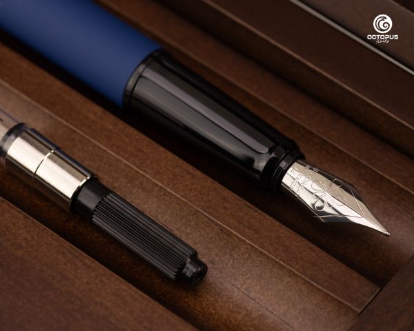 Stilografica Diplomat Esteem blu opaco con inchiostro e cofanetto in legno di wengé, pennino M