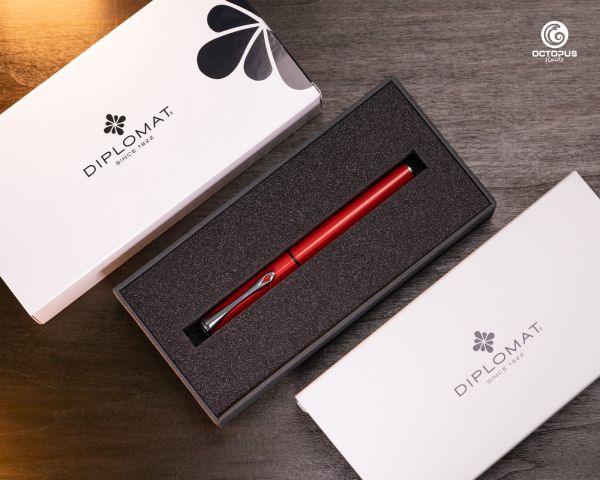 Stilografica Diplomat Esteem laccata rossa con inchiostro, pennino M