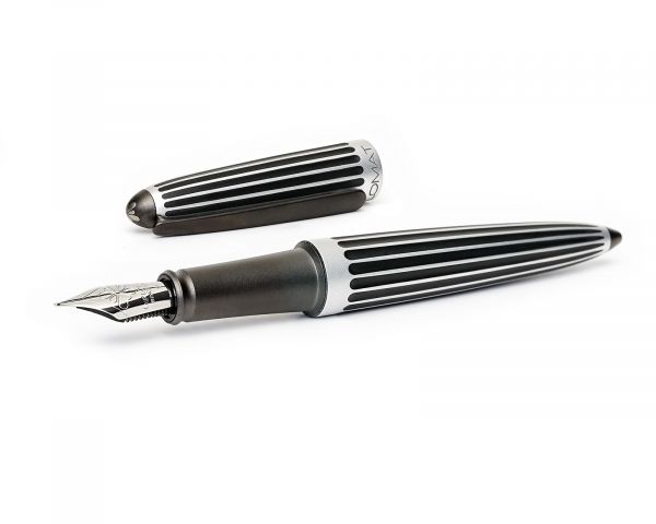 Set stilografica Diplomat Aero Stripes Black, campi in acciaio inox M, con inchiostro per stilografica in blu reale e astuccio in vera pelle