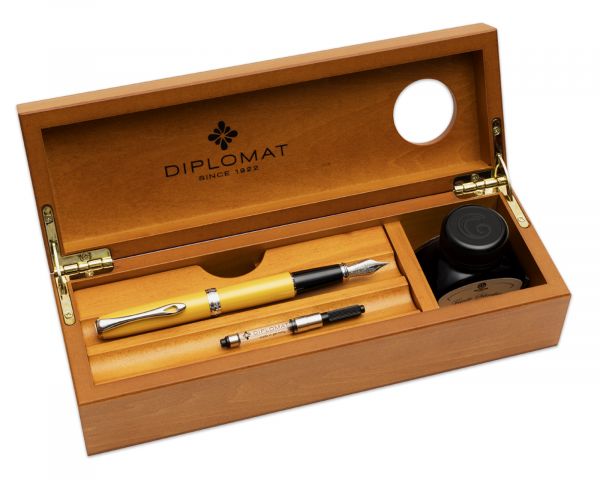 Set stilografica Diplomat Excellence A2 Yellow con inchiostro per stilografica in blu reale in una scatola di legno pregiato di alta qualità, campi in acciaio inox M