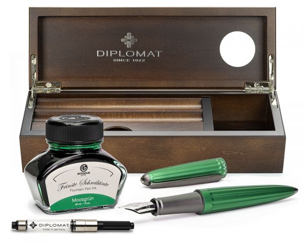 Set stilografica Diplomat Aero verde con inchiostro per stilografica perfettamente abbinato e vassoio della penna in legno pregiato - wenge