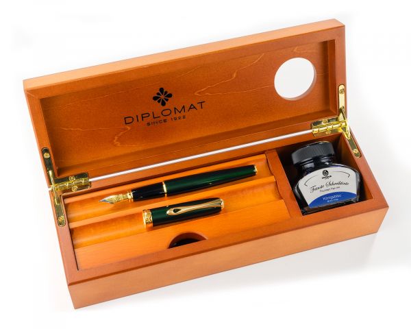 Set stilografica Diplomat Excellence A2 Evergreen Gold con inchiostro per stilografica in blu reale in una scatola di legno pregiato di alta qualità, campi in acciaio inox M