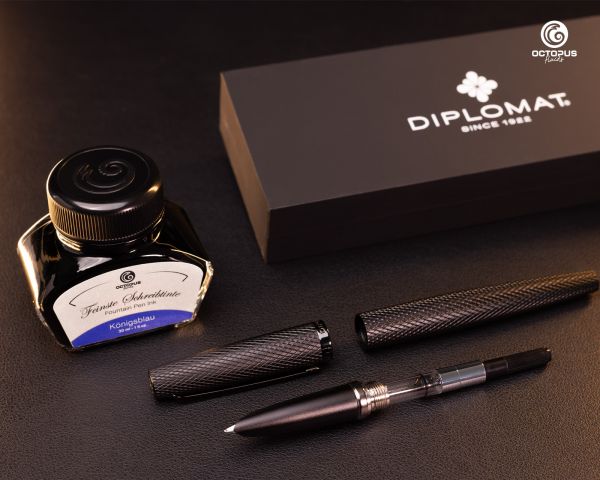 Stilografica Diplomat Viper Nero con Astuccio in Pelle e Inchiostro, Pennino F/M