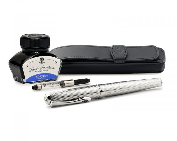 Penna stilografica Diplomat Excellence A2 Guilloche Chrome, con inchiostro per stilografica in blu reale e astuccio in vera pelle, M-nib in acciaio inox