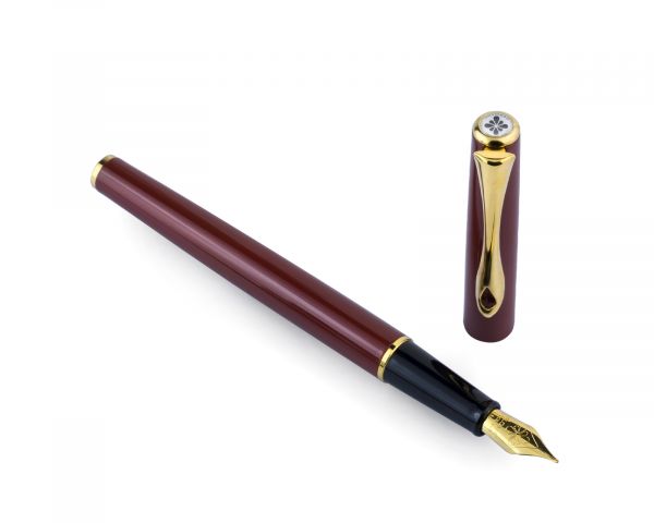 Diplomat Traveller Penna stilografica Dark Red Oro, M-nib in acciaio inox