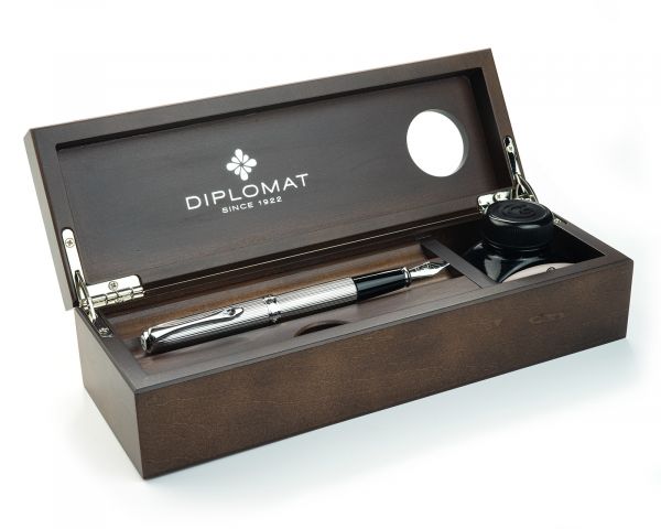 Set stilografica Diplomat Excellence A2 Guilloche Chrome con inchiostro per stilografica in blu reale in una scatola di legno pregiato di alta qualità, campi in acciaio inox M
