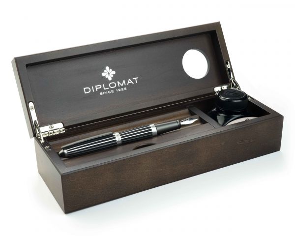 Füllhalter Set Diplomat Aero Stripes Black mit Schreibtinte und Stiftetui aus Wenge-Holz