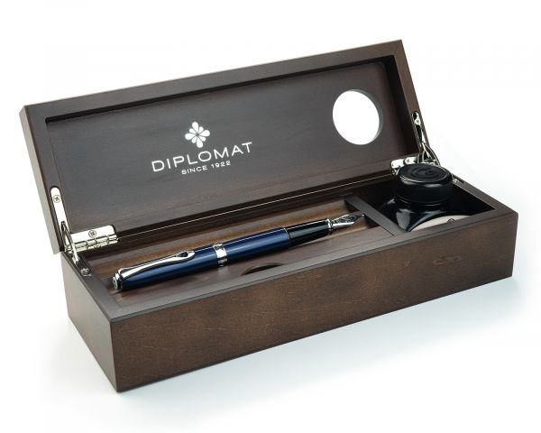 Set stilografica Diplomat Excellence A2 Midnight Blue Chrome con inchiostro per stilografica in blu reale in una scatola di legno pregiato di alta qualità, campi in acciaio inox M