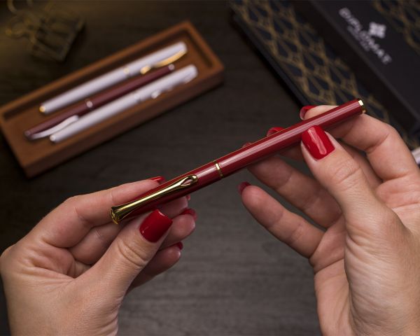 Penna stilografica Diplomat Traveller Dark Red Oro con inchiostro da scrittura e convertitore, M-nib in acciaio inox