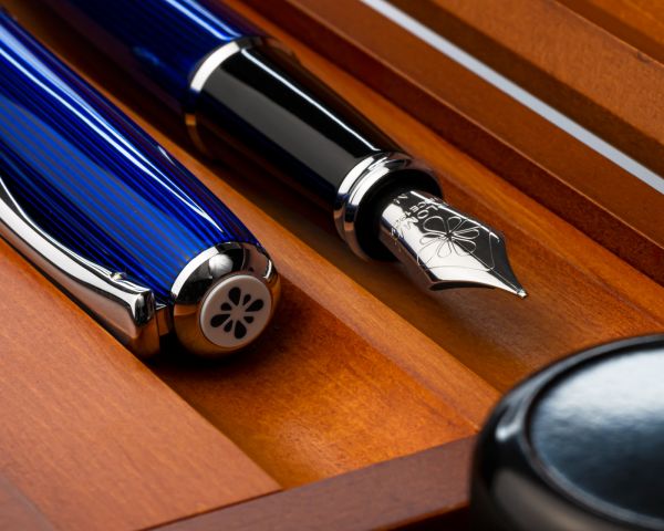 Set stilografica Diplomat Excellence A2 Skyline Blue con inchiostro per stilografica in blu reale in una scatola di legno pregiato di alta qualità, campi in acciaio inox M