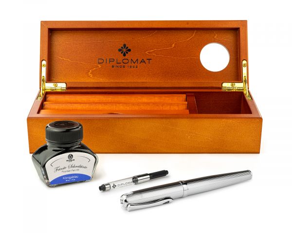 Set stilografica Diplomat Excellence A2 Guilloche Chrome con inchiostro per stilografica in blu reale in una scatola di legno pregiato di alta qualità, campi in acciaio inox M