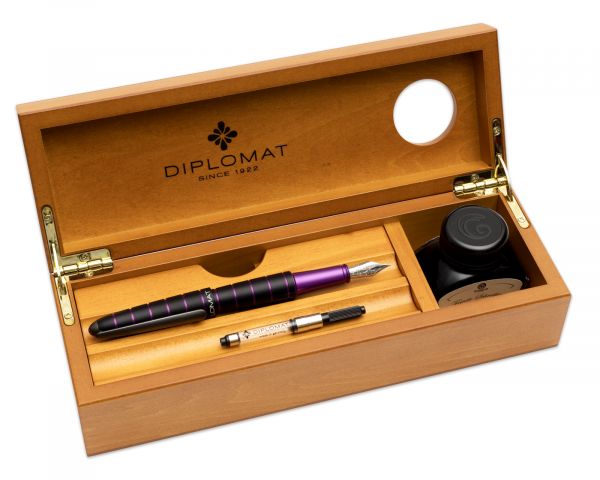 Set di penne stilografiche Diplomat Elox Ring nero-viola con inchiostro da scrittura e astuccio in legno di ciliegio
