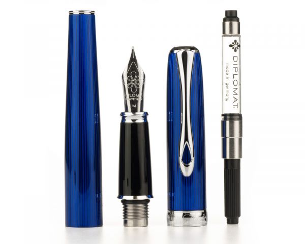 Set stilografica Diplomat Excellence A2 Skyline Blue con inchiostro per stilografica in blu reale in una scatola di legno pregiato di alta qualità, campi in acciaio inox M