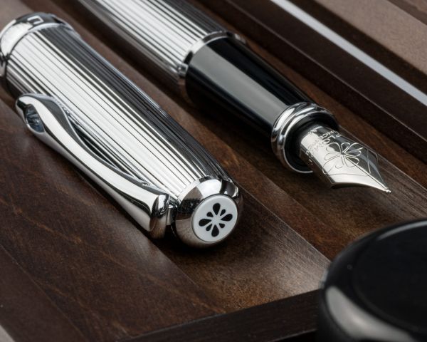 Set stilografica Diplomat Excellence A2 Guilloche Chrome con inchiostro per stilografica in blu reale in una scatola di legno pregiato di alta qualità, campi in acciaio inox M