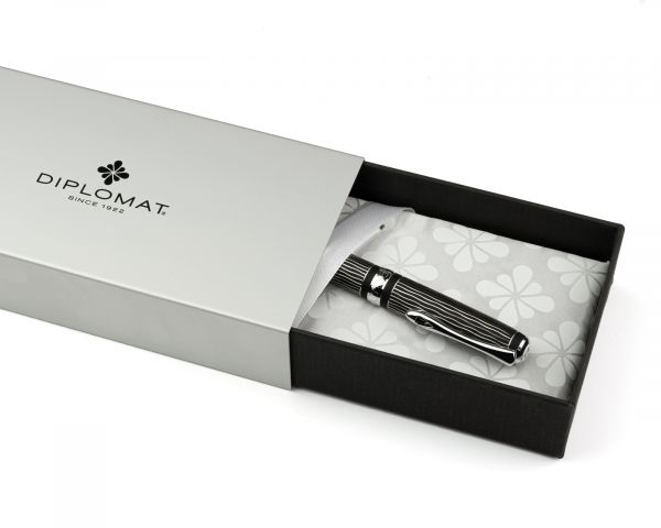 Penna stilografica Diplomat Excellence A plus Wave guilloche lapis nero, pennino M